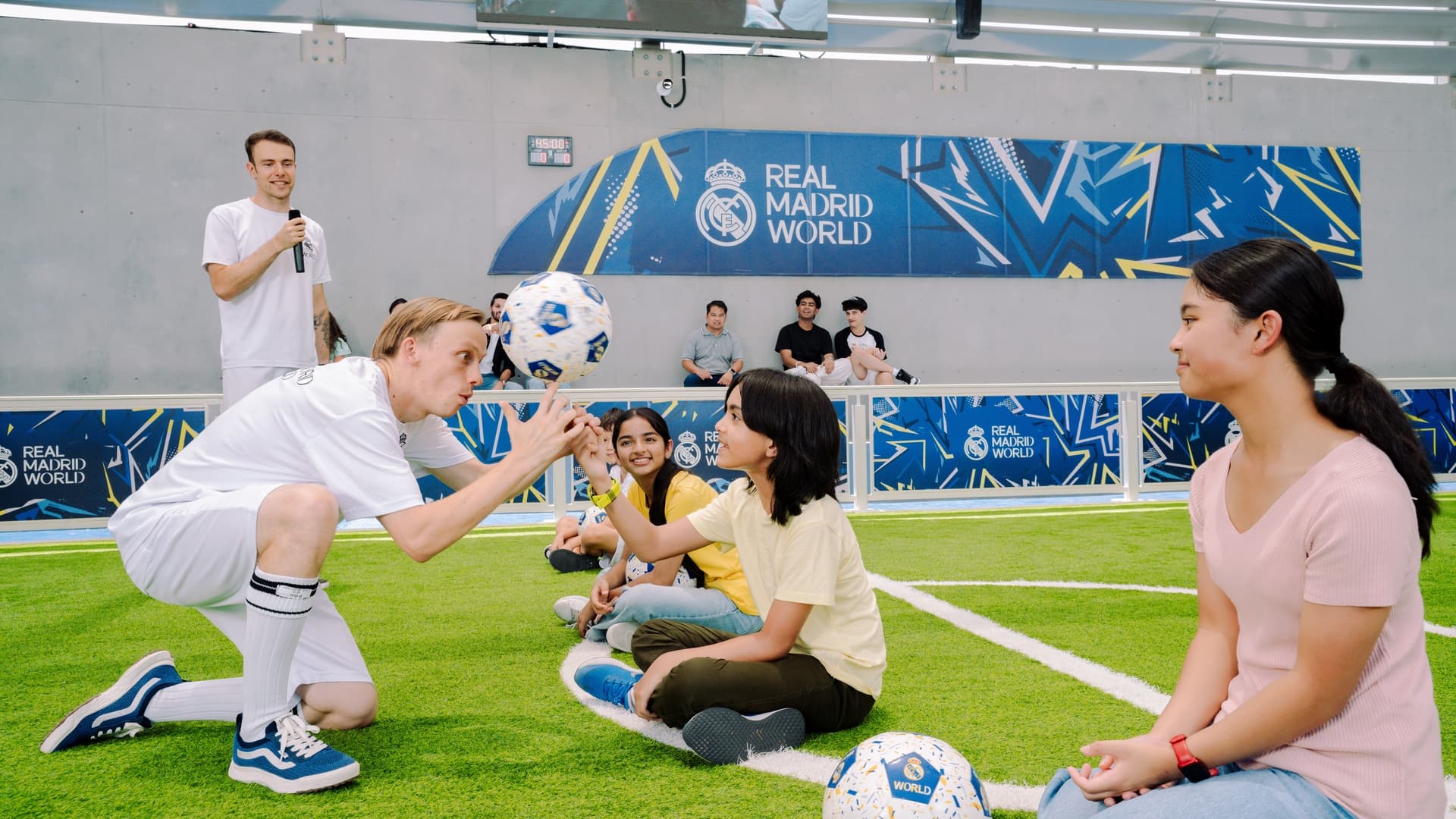 Real Madrid World - Photo 32