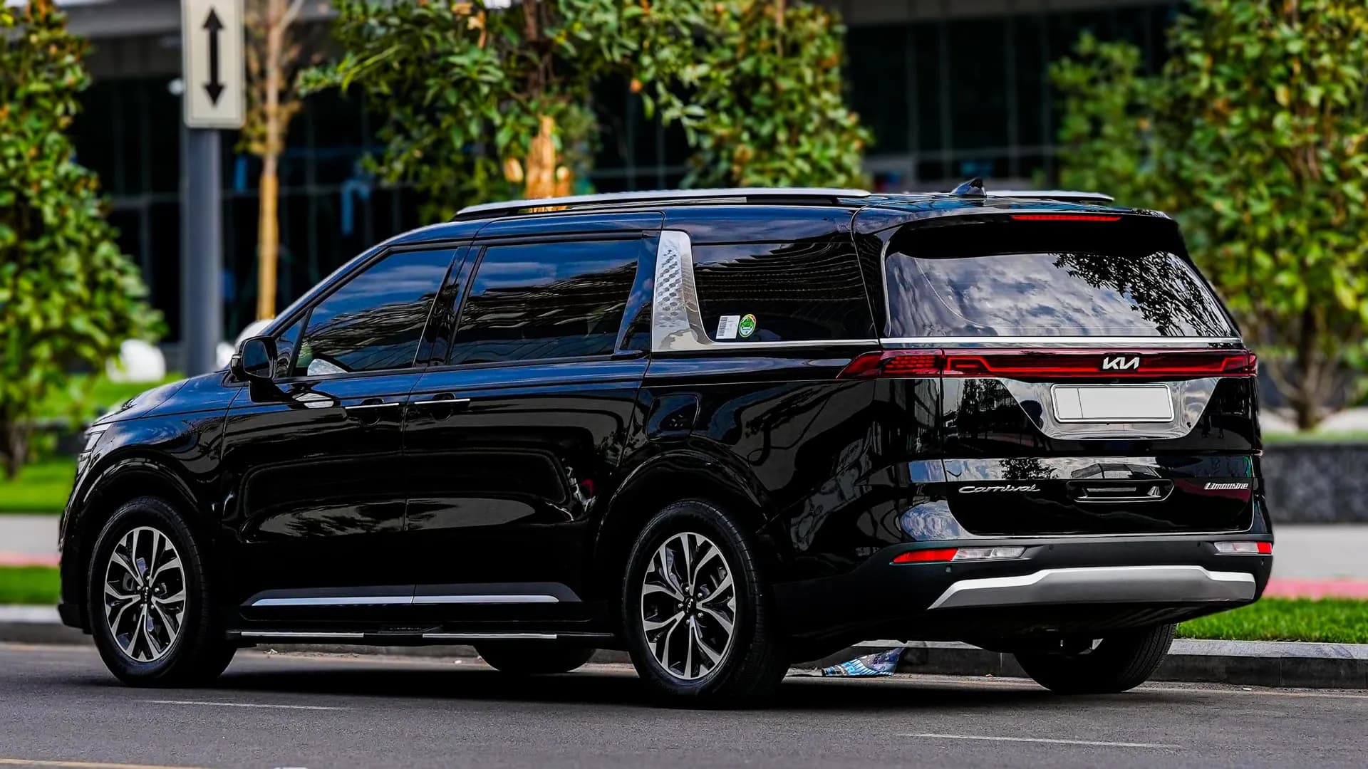 Private 6-Seater Car with Driver - Photo 7