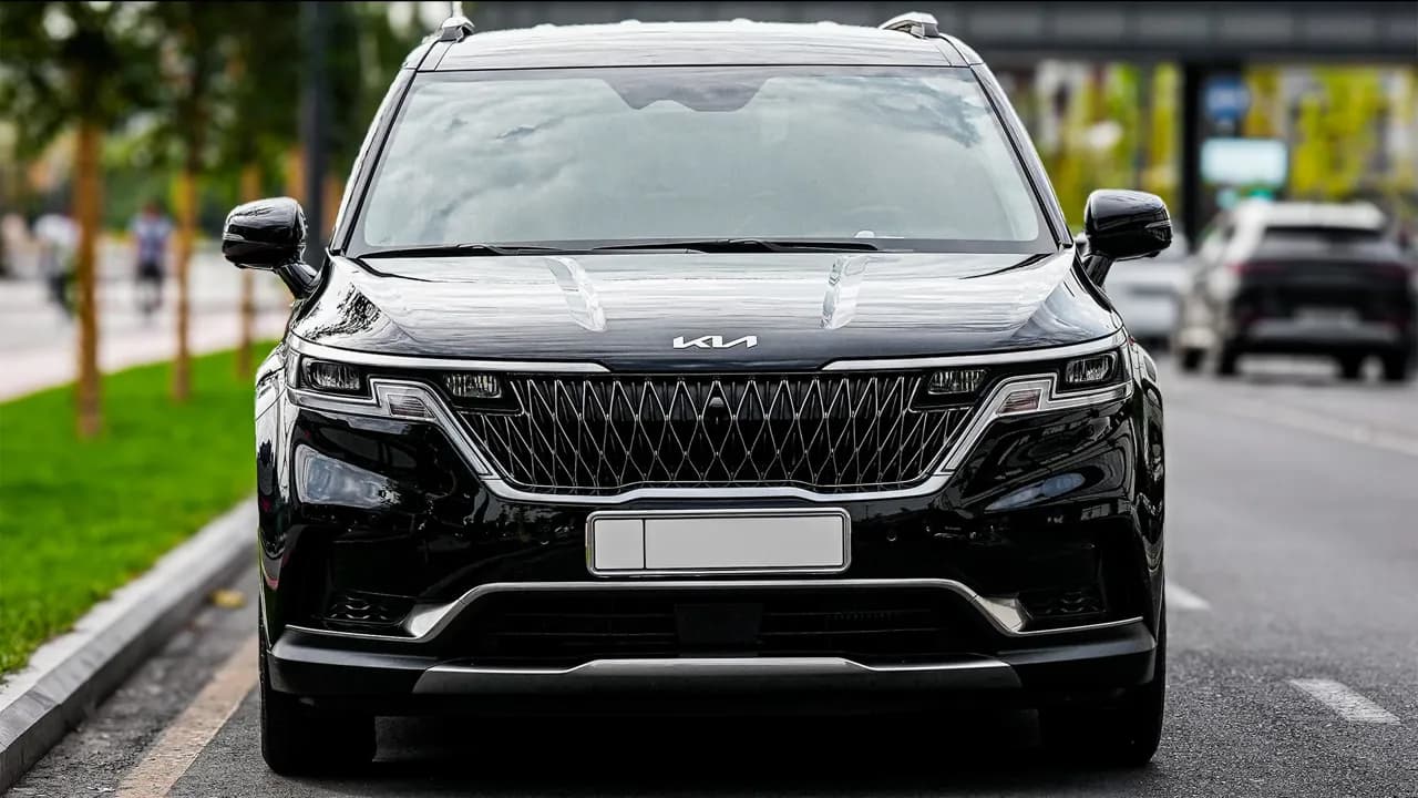Private 6-Seater Car with Driver - Photo 3